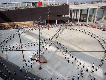 Una de las actividades del F&ograve;rum 2004 en una de las explanadas del puerto. 