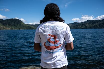 Melissa Rodríguez enseña la camiseta del colectivo Tekuanes, que en xinka significa Guardianes del Agua, en la laguna Ayarza el 29 de octubre de 2024.