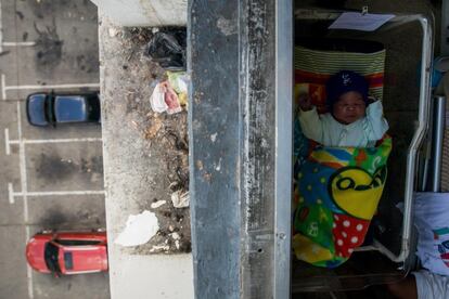 Ángel, recém-nascido, dorme no berço com sua mãe, Liliana, na maternidade "Concepción Palacios", em Caracas, Venezuela. Logo após o parto, descobriu-se que Liliana sofre de sífilis e seu bebê foi ligeiramente afetado por essa doença sexualmente transmissível.