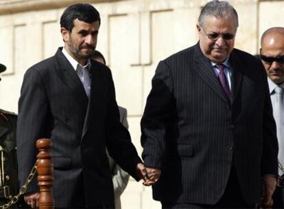 El presidente iraquí, Jalal Talabani recibe al presidente iraní, Mahmud Ahmadineyad, en la primera visita de un mandatario iraní desde 1953.