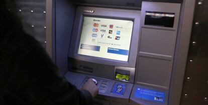 Una persona frente a un cajero automático.