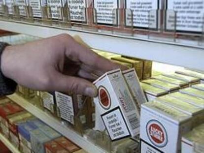 Philip Morris acentúa la guerra del tabaco y baja precios de nuevo
