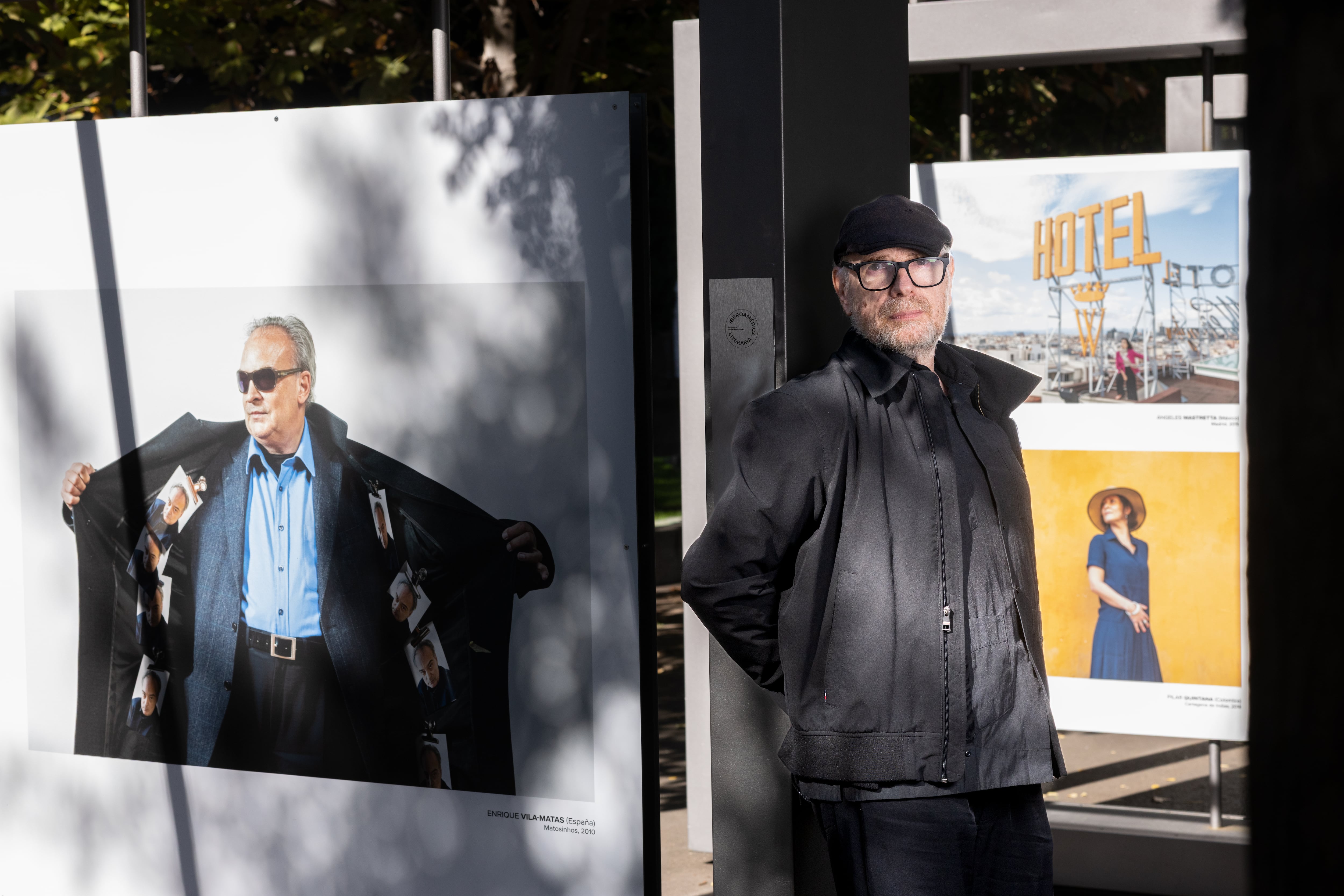 Daniel Mordzinski posa al lado del retrato a Enrique Vila-Matas en Paseo de Recoletos en Madrid este miércoles.