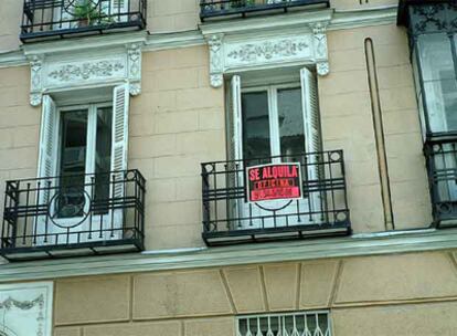 Cartel de alquiler de oficina en una casa antigua del centro de Madrid.