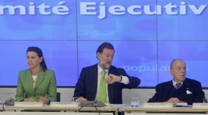 Mariano Rajoy, flanqueado por Dolores de Cospedal y Manuel Fraga, en el Comité Ejecutivo.