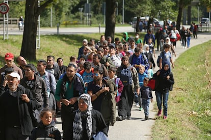 Cientos de migrantes cruzan la frontera desde Austria a Alemania, en Freilassing, el 16 de septiembre de 2016.