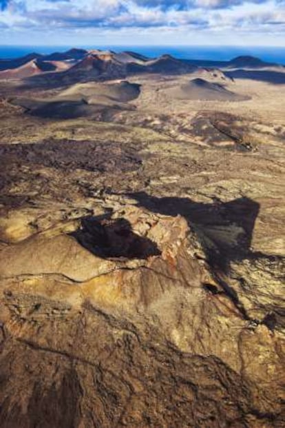 Vista aérea de las calderas de las Nueces, en el parque natural de los Volcanes de Lanzarote.