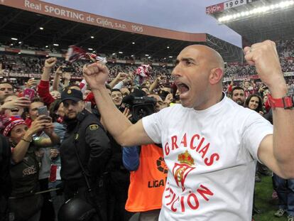 Abelardo celebra la permanencia en El Molinón.