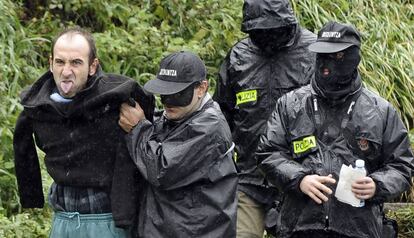 Ibon Iparragirre, sacando la lengua durante la detencin en enero de 2010, en Ondarroa, del comando de ETA al que perteneca.