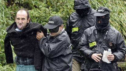 Ibon Iparragirre, sacando la lengua durante la detención en enero de 2010, en Ondarroa, del comando de ETA al que pertenecía.