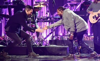 Adam Levine (i) junto al rapero, Kendrick Lamar, durante su actuación en el Microsoft Theater de Los Angeles, California.