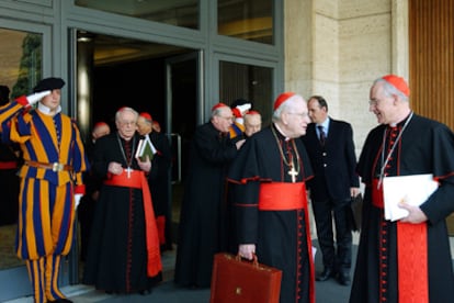 Varios cardenales a la salida de la reunión que han mantenido esta mañana en el Vaticano.