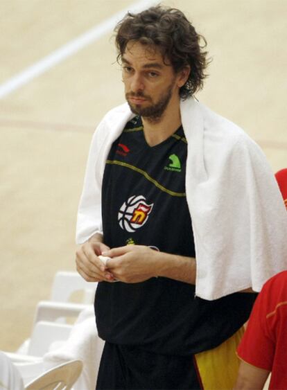 Pau Gasol, al retirarse de la pista tras su lesión.