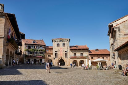 Plaza Mayor (Santillana del Mar, Cantabria). En el epicentro de esta villa cántabra de algo más de 1.100 habitantes, un conjunto monumental de calles empedradas, balconadas de madera, palacios renacentistas y mansiones señoriales, se ubican el Ayuntamiento, las casas del Águila y de la Parra, el parador de Gil Blas (que debe su nombre a un personaje creado en el siglo XVIII por el autor francés Alain-René Lesage en su novela picaresca ‘Las aventuras de Gil Blas de Santillana’), y la torre de Don Borja, del siglo XV.