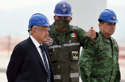 Andres Manuel López Obrador visita el aeropuerto internacional Felipe Ángeles, en compañia de Luis Cresencio Sandoval, Secretario de Defensa