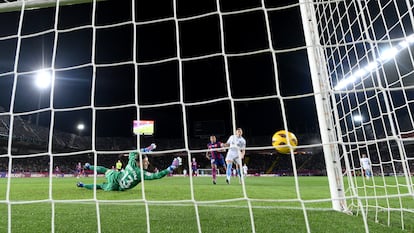 El portero azulgrana Iñaki Peña no logra detener el disparo de Artem Dovbyk, que suponía el primer gol del Girona.