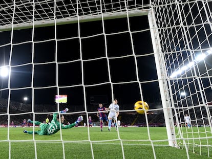 El portero azulgrana Iñaki Peña no logra detener el disparo de Artem Dovbyk, que suponía el primer gol del Girona.