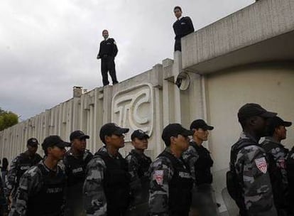 Un grupo de policías, en la entrada de la sede central del canal TC Televisión, en Quito.