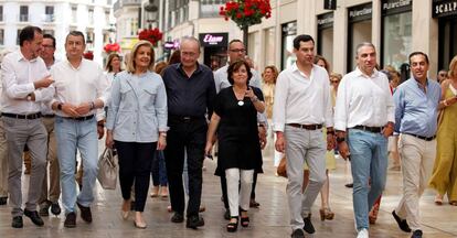 Juan Manuel Moreno, durante la campaña, a la derecha de Soraya Sáenz de Santamaría, en Málaga.