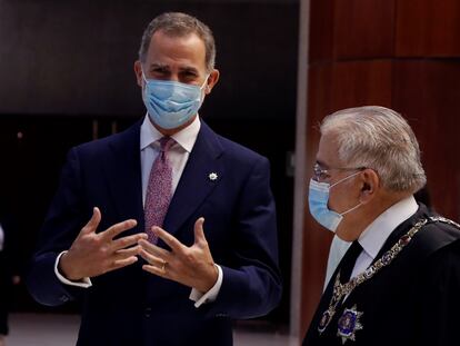 El presidente del Tribunal Constitucional, Juan José González Rivas (derecha); y el rey Felipe VI (izquierda), mantienen una conversación a su llegada al acto en conmemoración del XL Aniversario de la entrada en funcionamiento del Tribunal Constitucional.