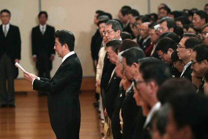 Teniendo en cuenta los rigores legales que impiden al emperador de Japón mezclarse en temas políticos, ha sido el primer ministro nipón, Shinzo Abe (en la imagen), quien en la ceremonia ha confirmado la abdicación de Akihito, de acuerdo a la ley especial aprobada para esta ocasión.