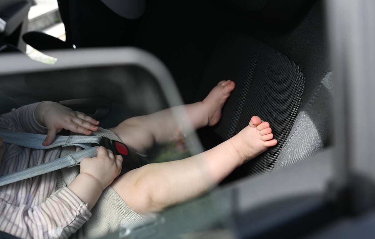 Una iniciativa persigue incluir en todos los coches europeos un sistema que alerte cuando se olvida a un bebé dentro