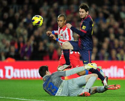 Messi marca el cuarto gol del FC Barcelona al Atletico de Madrid.