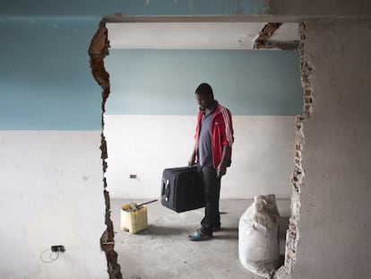 Haitianos no Equador, à espera de um visto brasileiro.