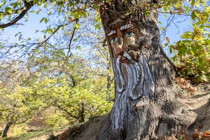 Una de las obras de Diego Guerrero para el Bosque Encantado, en Parauta (Málaga).