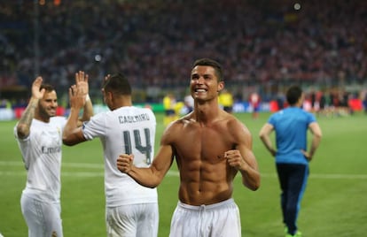 Cristiano Ronaldo celebra el gol después de marcar el penalti.