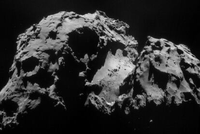 Imatge del Cometa 67P/Txuriamov-Gerasimenko del passat 24 de setembre quan Rosetta estava a una distncia de 28 quilmetres. El cometa viatja pel Sistema Solar en aquests moments a 55.000 quilmetres per hora.