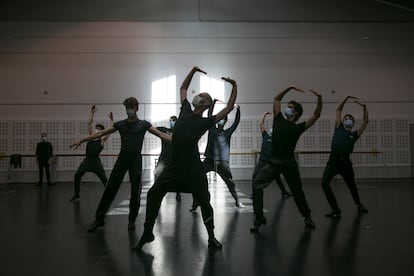 El coreógrafo Rubén Olmo ensaya junto a los bailarines del Ballet Nacional de España el pasado lunes. 

