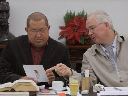 El presidente venezolano, Hugo Ch&aacute;vez, habla con el ministro de Energ&iacute;a y Petr&oacute;leo, Rafael Ramirez, en una reuni&oacute;n el pasado s&aacute;bado con su Gabinete en Caracas.