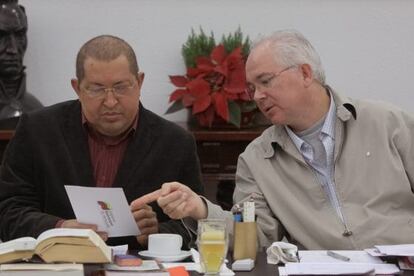 El presidente venezolano, Hugo Chávez, habla con el ministro de Energía y Petróleo, Rafael Ramirez, en una reunión el pasado sábado con su Gabinete en Caracas.