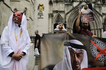 Manifestantes con carteles contrarios al emir de Dubái, este martes ante la Suprema Corte en Londres.