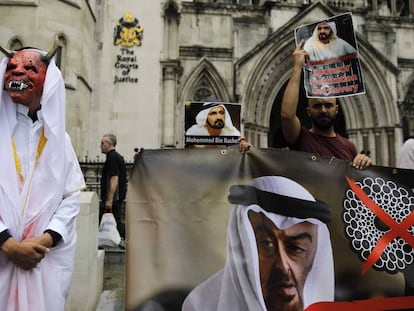 Manifestantes con carteles contrarios al emir de Dubái, este martes ante la Suprema Corte en Londres.