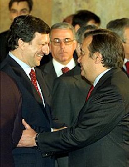Durao Barroso (i) es felicitado por el primer ministro saliente Antonio Guterres (d).