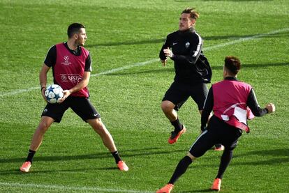 El Shaarawy, Totti y Manolas, durante un entrenamiento.