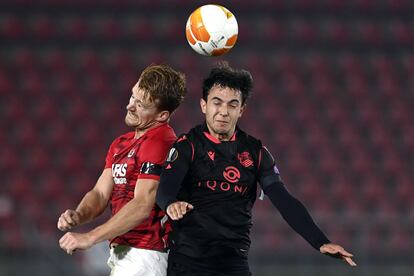 Zubimendi pelea un balón aéreo con Dani de Wit en el AZ-Real Sociedad de la pasada jornada.