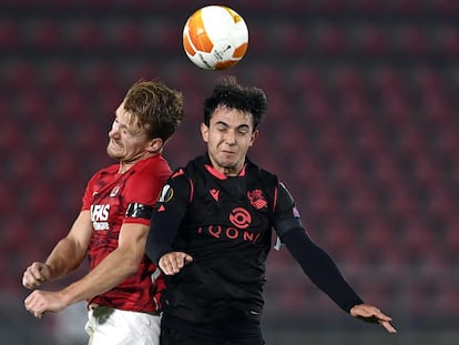 Zubimendi pelea un balón aéreo con Dani de Wit en el AZ-Real Sociedad de la pasada jornada.
