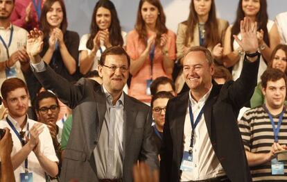 Mariano Rajoy y Alberto Fabra saludan a los asistentes a la convenci&oacute;n pol&iacute;tica del PP en Pe&ntilde;&iacute;scola.