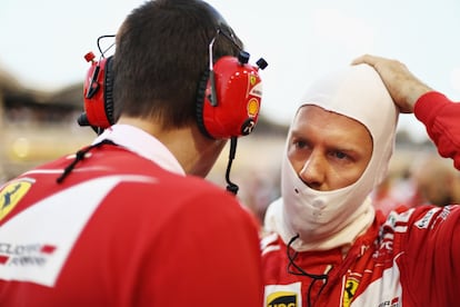 Sebastian Vettel conversa con un personal del equipo.