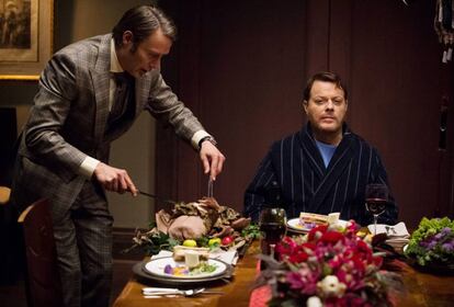 Mads Mikkelsen y Eddie Izzard, en la segunda temporada de 'Hannibal'.