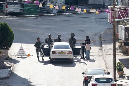 Soldados israelíes registran a miembros de una familia palestina en Tulkarem (Cisjordania), el 28 de enero.