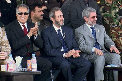 De izquierda a derecha, el embajador estadounidense en Bagdad, y los ministros iraquíes de Defensa y de Interior, durante el desfile del día de la policía.