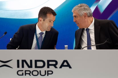 El presidente de Indra, Ángel Escribano (i), junto al consejero delegado de la empresa, José Vicente de los Mozos (d).