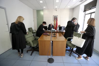El juez José María Ortiz Aguirre preside una vista en la sala 1 (la más grande) del juzgado 101 bis de clásulas abusivas de Madrid. Hay otras cuatro, que en realidad son despachos pequeños reconvertidos en salas de vistas. Las cinco están ocupadas simultáneamente durante las mañanas.
