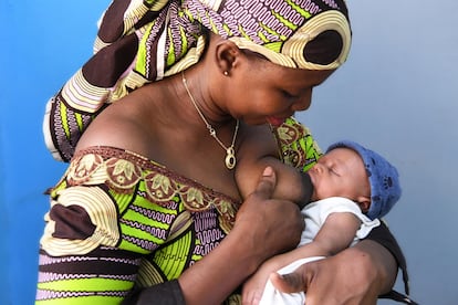 Ely Fuel, de 42 años, tiene cinco hijos y vive en Bobo-Dioulasso, al suroeste de Burkina Faso. Hace 14 años le diagnosticaron con VIH, y toma medicación para ello.  Unicef tiene un programa de prevención de la transmisión del virus entre madres e hijos.