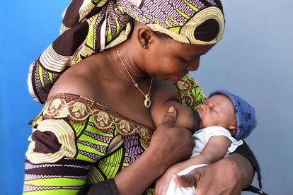 Ely Fuel, de 42 años, tiene cinco hijos y vive en Bobo-Dioulasso, al suroeste de Burkina Faso. Hace 14 años le diagnosticaron con VIH, y toma medicación para ello. Unicef tiene un programa de prevención de la transmisión del virus entre madres e hijos.