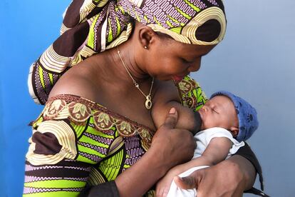 Ely Fuel, de 42 años, tiene cinco hijos y vive en Bobo-Dioulasso, al suroeste de Burkina Faso. Hace 14 años le diagnosticaron con VIH, y toma medicación para ello.  Unicef tiene un programa de prevención de la transmisión del virus entre madres e hijos.